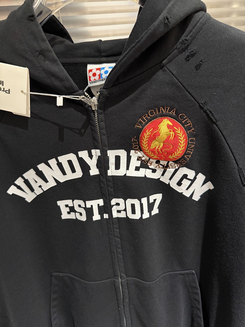 Модный бренд 25FW: Ко-брендиро – обзор и цена Streetwear Brand Slogans